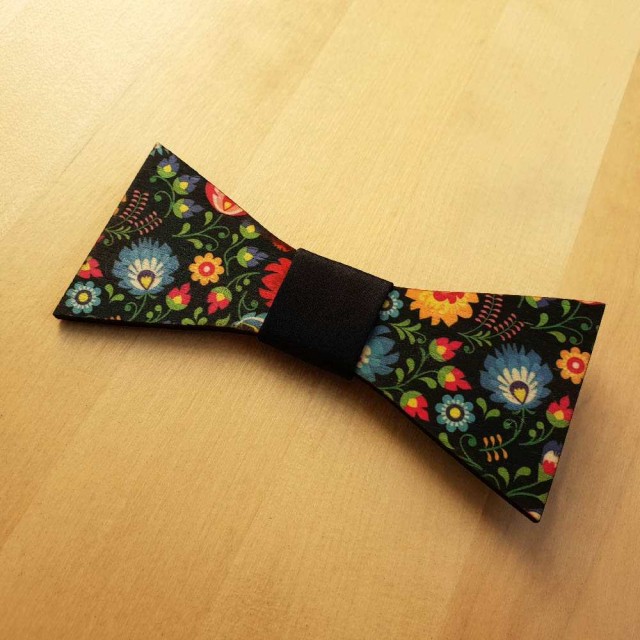 Papion din lemn, model floral