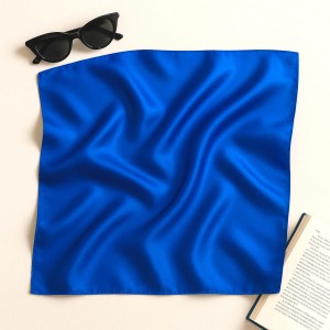 Esarfa dama albastru safir din satin, patrata – rafinament regal si eleganta clasica