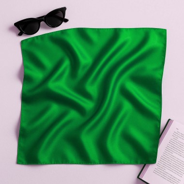 Eșarfă damă verde smarald din satin de mătase, pătrată 65x65 cm – lux discret și stil rafinat